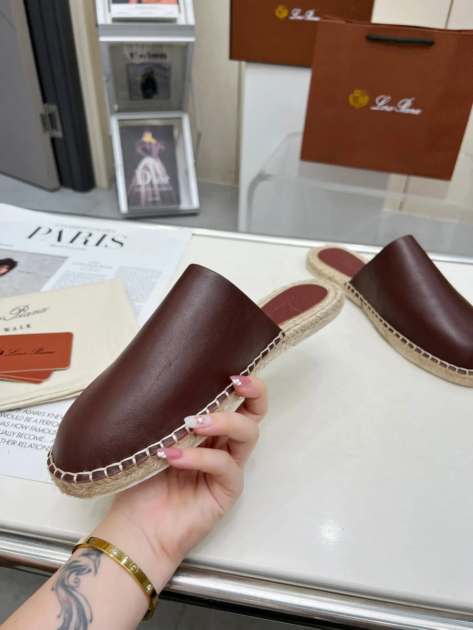 Men's men's shoes 💰520 🧚‍♂️.Loro Piana*👉Top genuine high-end fisherman's shoes and half-drag style👉Buy the original 1:1 copy💯💯💯 Founded the existing Loro Piana company on April 24, 1924. It is now the sixth generation of family business, providing high-quality products to customers who are discerning about taste and quality. ❤️Imported calfskin fabric. The lining is made of A-grade sweat-absorbent and breathable lining. 💯💯💯 Purely handmade. 💯Authentic packaging. Original one-to-one molded outsole. The favorite sandals of Middle Eastern tycoons. Code number: 39-46.